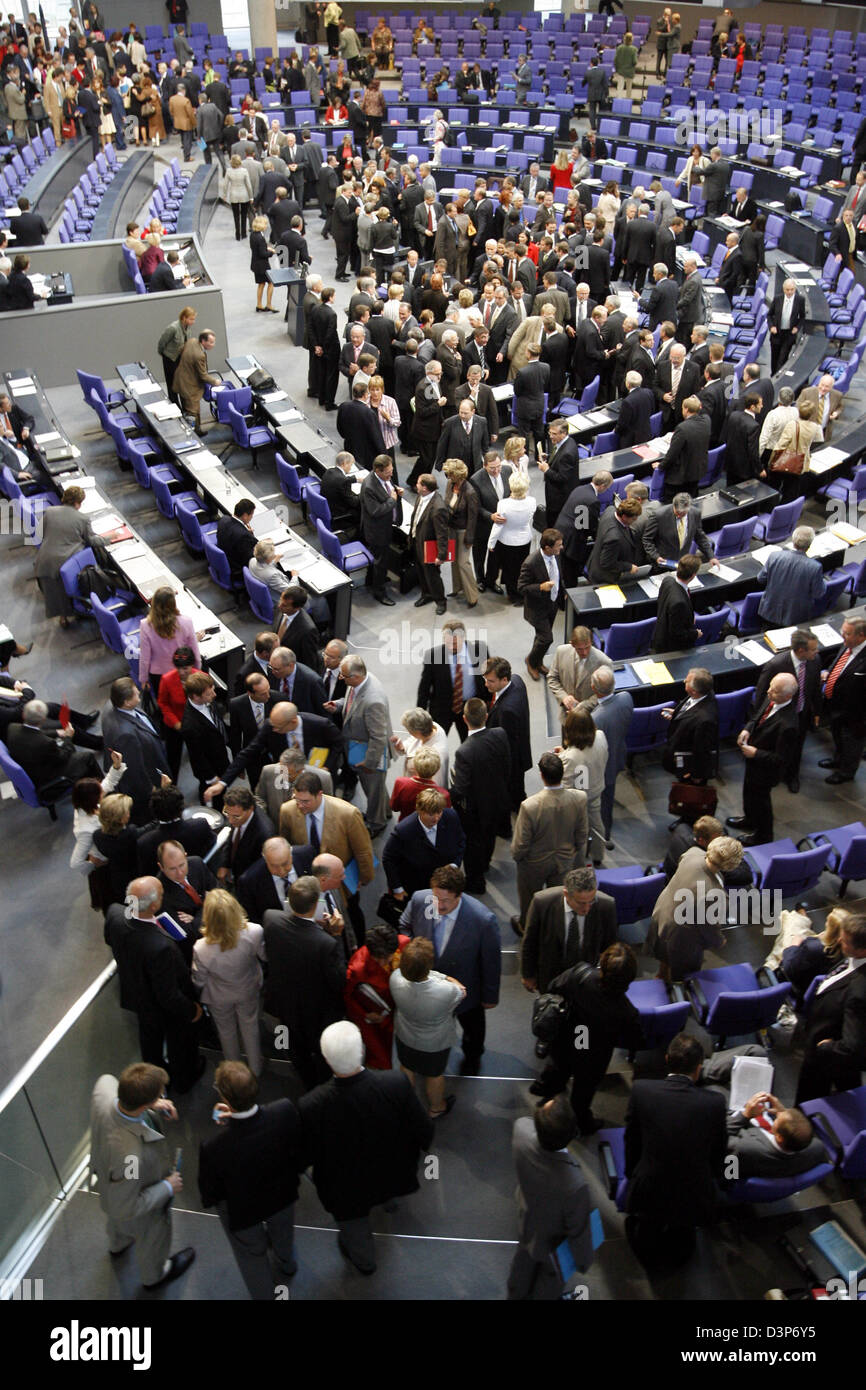 Die deutschen Parlamentarier sind abgebildet, bei der Abstimmung über den geplanten deutschen militärischen Einsatz im Libanon im Deutschen Bundestag in Berlin, Deutschland, Mittwoch, 20. September 2006. Deutschlands Parlament vereinbart Mittwoch Kriegsschiffe zu einer UN-Truppe für den Libanon in den ersten militärischen Einsatz von Deutschland im Nahen Osten seit dem zweiten Weltkrieg einen Beitrag leisten. Die Mission wird ein Na sehen. Stockfoto