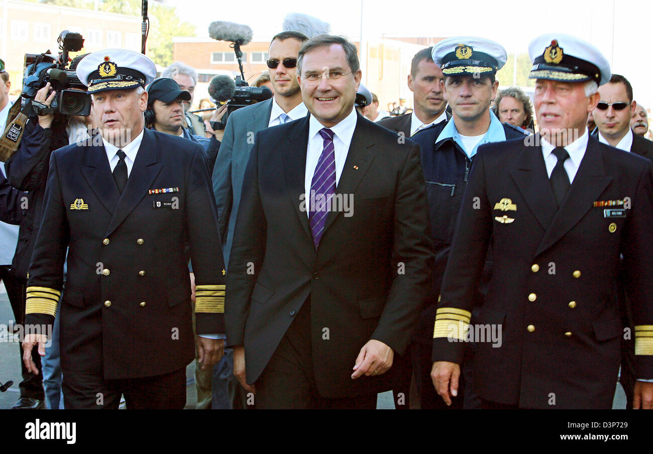 German Defence Minister Franz Josef Jung (C), Generalinspekteur der