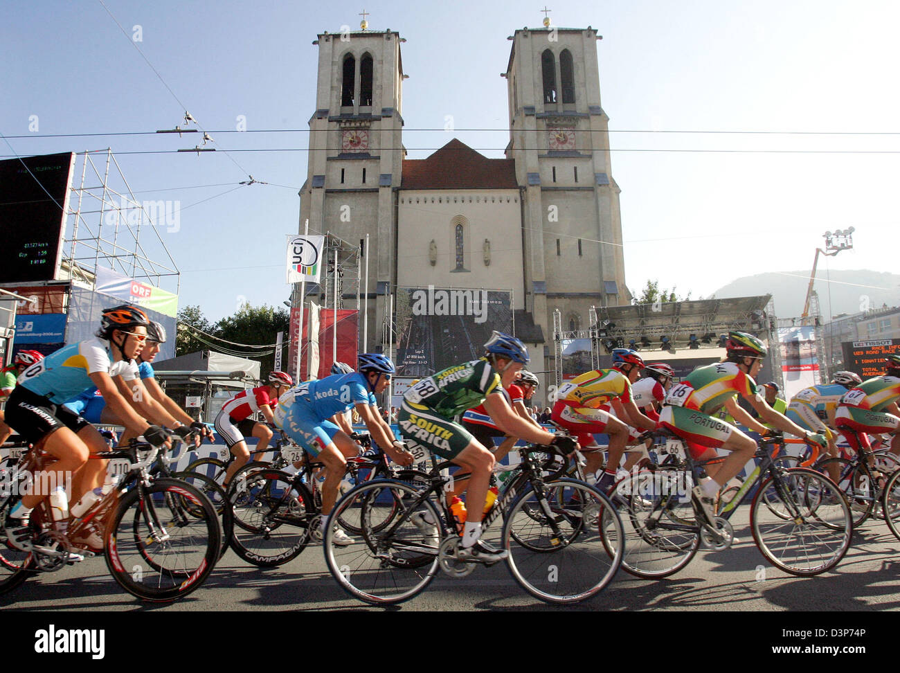 Radfahrer passieren die Mirabellplatz während der U23-Straßenrennen der Rad WM 2006 in Salzburg, Österreich, Samstag, 23. September 2006. Foto: Gero Breloer Stockfoto