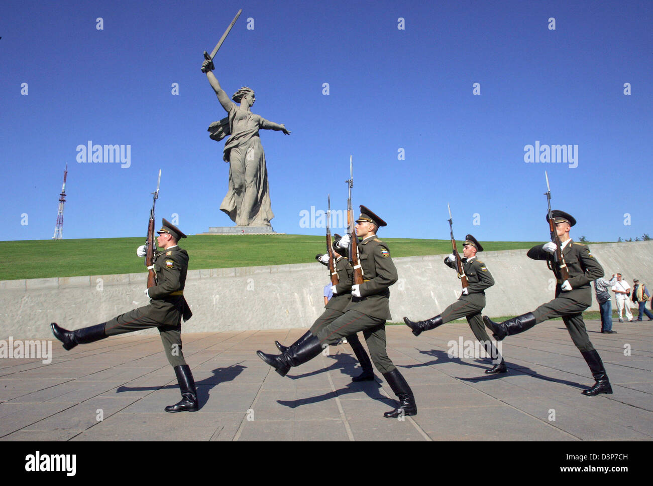 Das Bild zeigt (Dpa-Datei) - Soldaten paradieren vor der monumentalen Skulptur Mutter Heimat auf dem Mamajew-Hügel in Wolgograd, dem früheren Stalingrad, Russland, 9. September 2006. Das Denkmal erinnert an die sowjetische Soldaten in der Schlacht von Stalingard. Foto: Uwe Zucchi Stockfoto