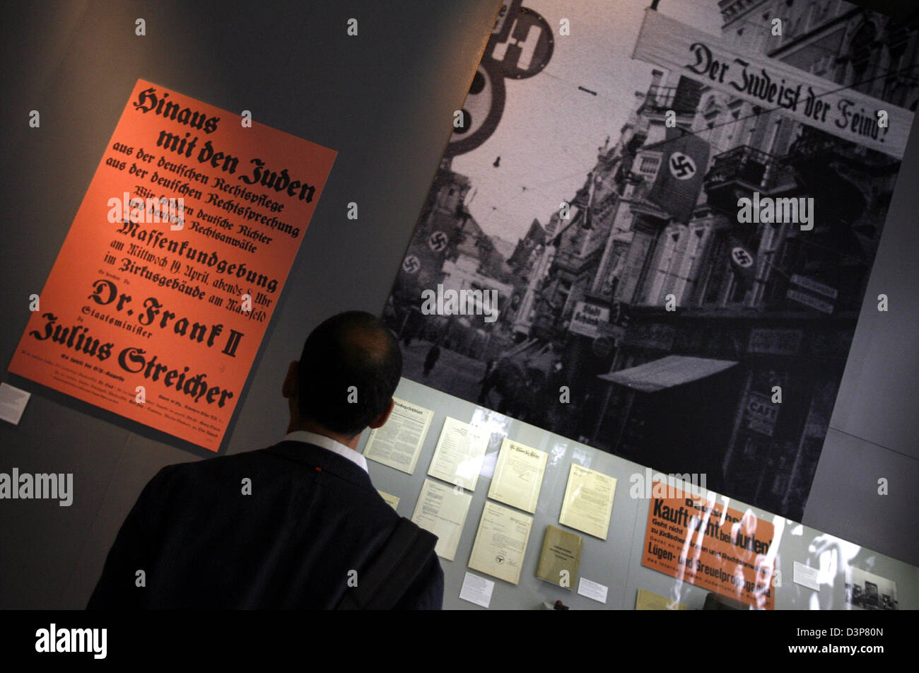 Ein Besucher beobachtet Exponate im jüdischen Museum in Berlin, Deutschland, Donnerstag, 28. September 2006. Die neue Show "Heimat und Exil", d.h. bis zum 9. April 2007, dokumentiert die Emigration, Vertreibung und Flucht von 280.000 deutschen Juden in mehr als 100 verschiedenen Ländern nach 1933. Foto: Wolfgang Kumm Stockfoto