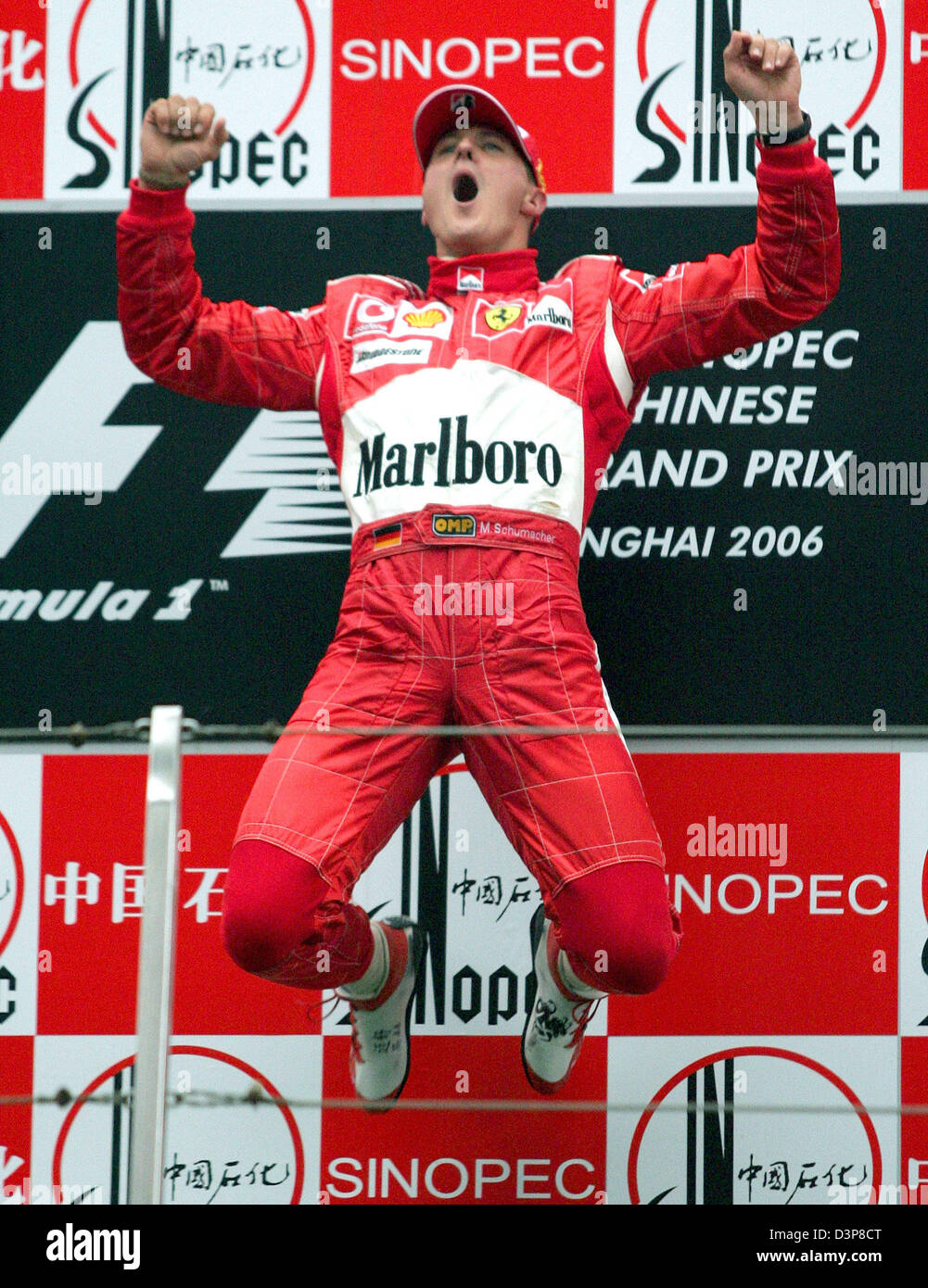 Deutsche Formel1 Rennfahrer Michael Schumacher der Scuderia Ferrari springt auf dem Podium, nachdem er den chinesischen Grand Prix auf dem Shanghai International Circuit in der Nähe von Shanghai, China, Sonntag, 1. Oktober 2006 gewonnen. Foto: Gero Breloer Stockfoto