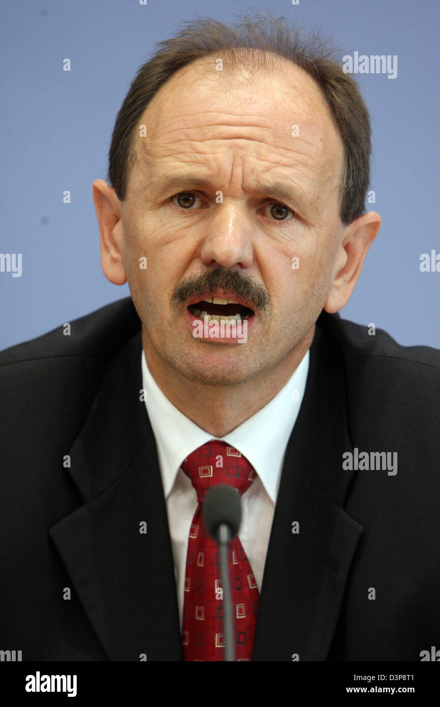 Vorstandsvorsitzender der e.on Energie Bernhard Fischer spricht auf einer Pressekonferenz in Berlin, Deutschland, Montag, 2. Oktober 2006. Die Energieunternehmen RePower und e.on Energie stimmte das deutsche Umweltministerium Ono den Bau des ersten Test Windenergieanlage in der Nordsee. Foto: Marcel Mettelsiefen Stockfoto