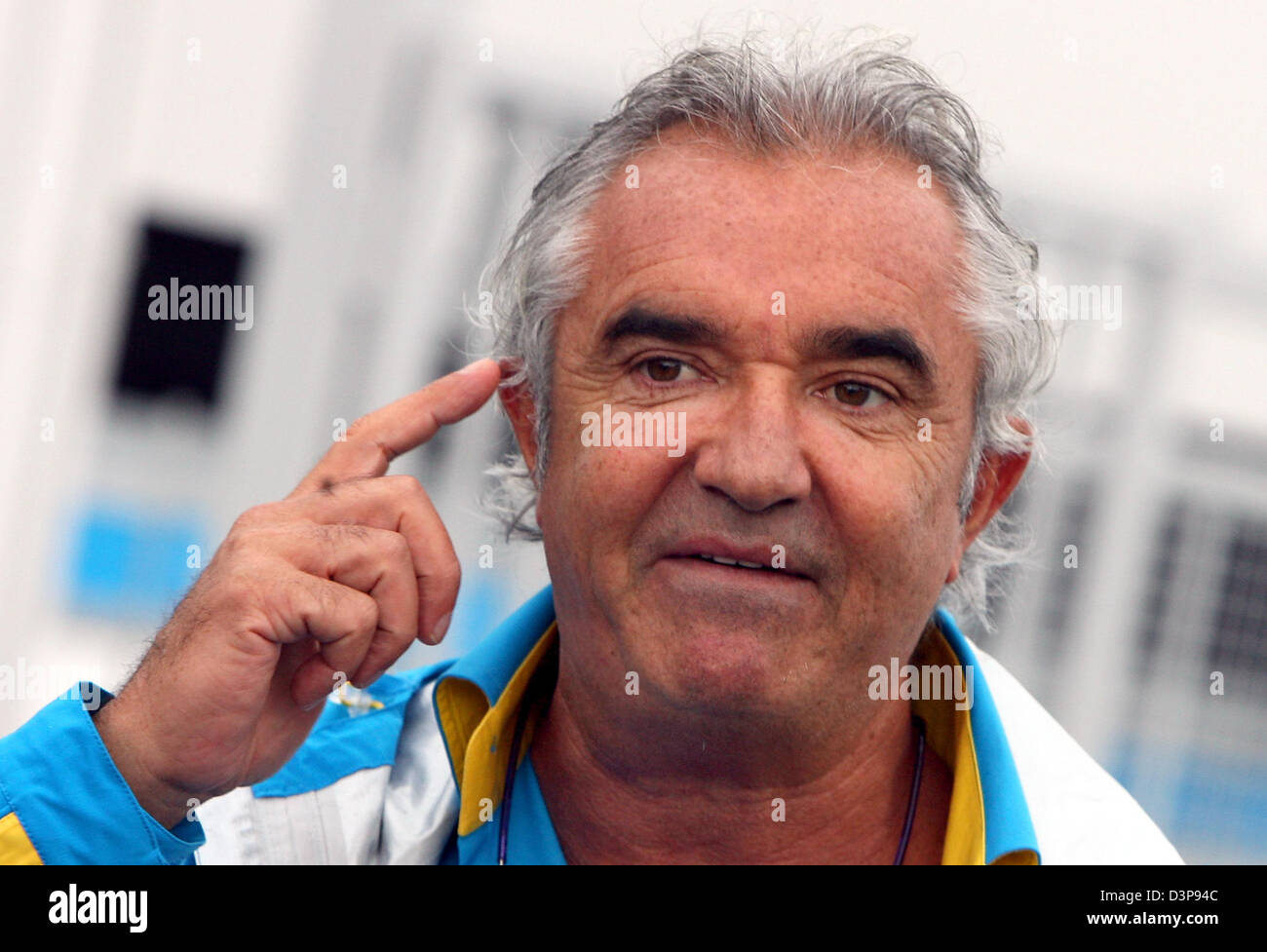 Italienische Flavio Briatore, Teamchef des Renault F1, Gesten auf dem Suzuka International Racing Course in Suzuka, Japan, Freitag, 6. Oktober 2006. Formel 1 japanischen Grand Prix 2006 wird hier am Sonntag, 08 Oktober stattfinden. Foto: Carmen Jaspersen Stockfoto