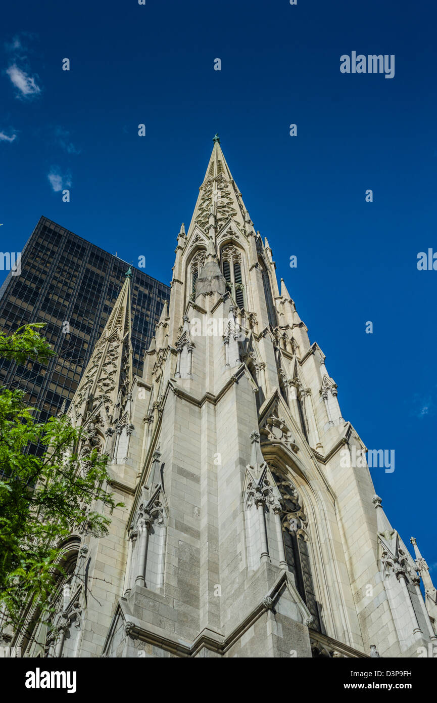 Die beeindruckende kunstvollen Architektur von der Neo-gotischen St. Patricks Kathedrale in New York City. Stockfoto