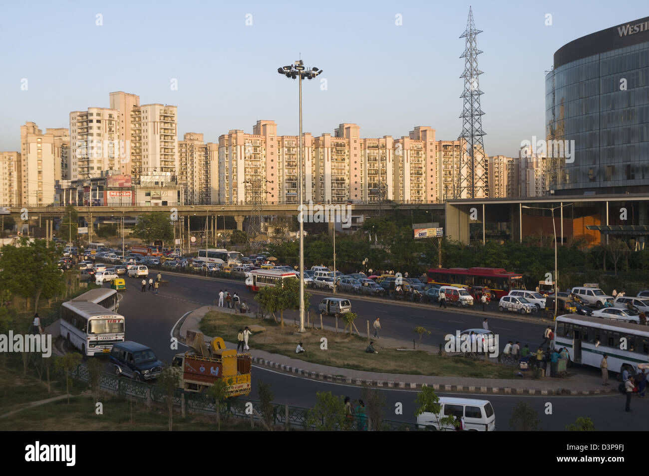 Stau auf der Straße mit mehrstöckige Wohnungen im Hintergrund IFFCO Chowk, Gurgaon, Haryana Stockfoto