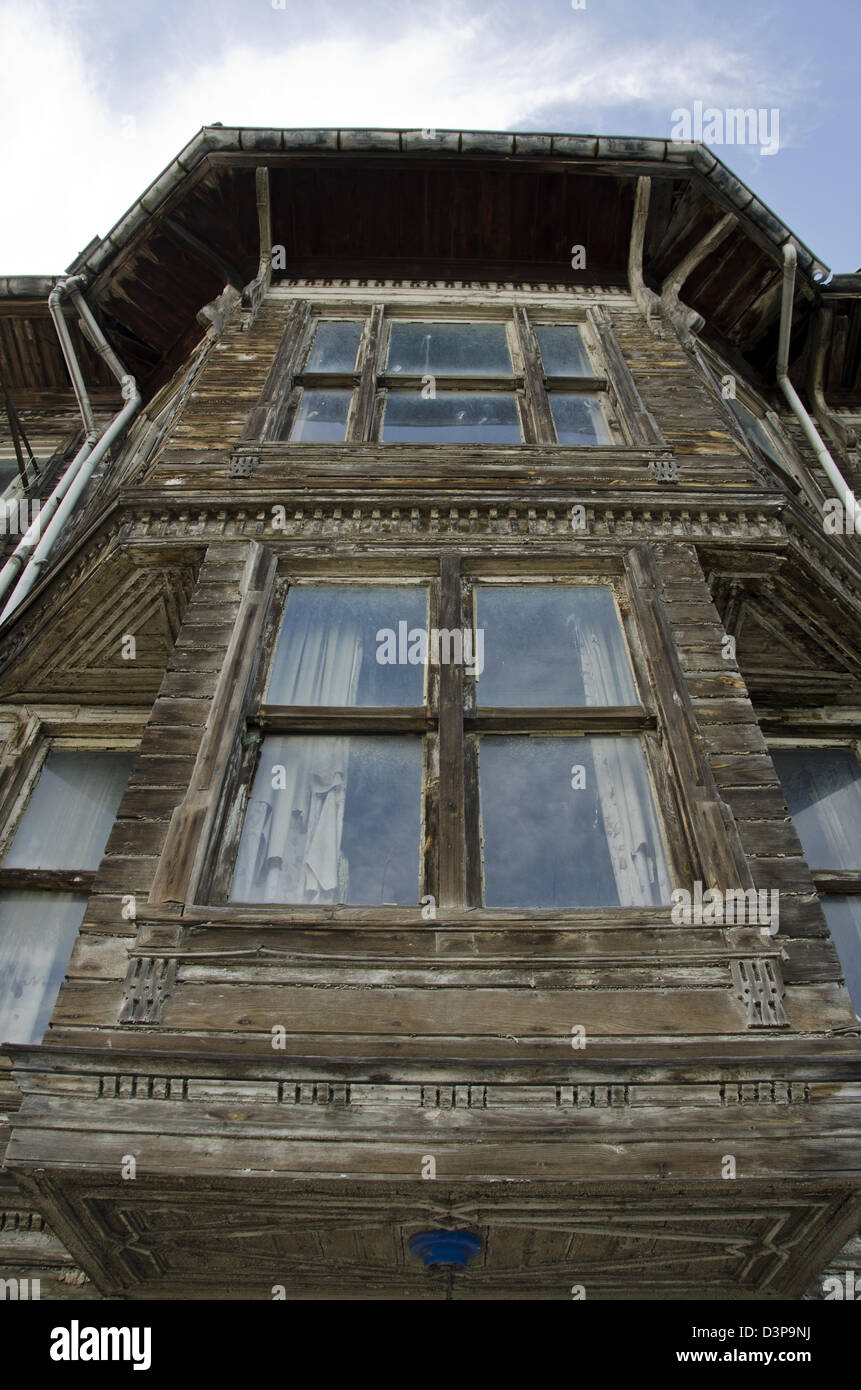 ALTE TÜRKISCHE HOLZHAUS IN ISTANBUL Stockfoto