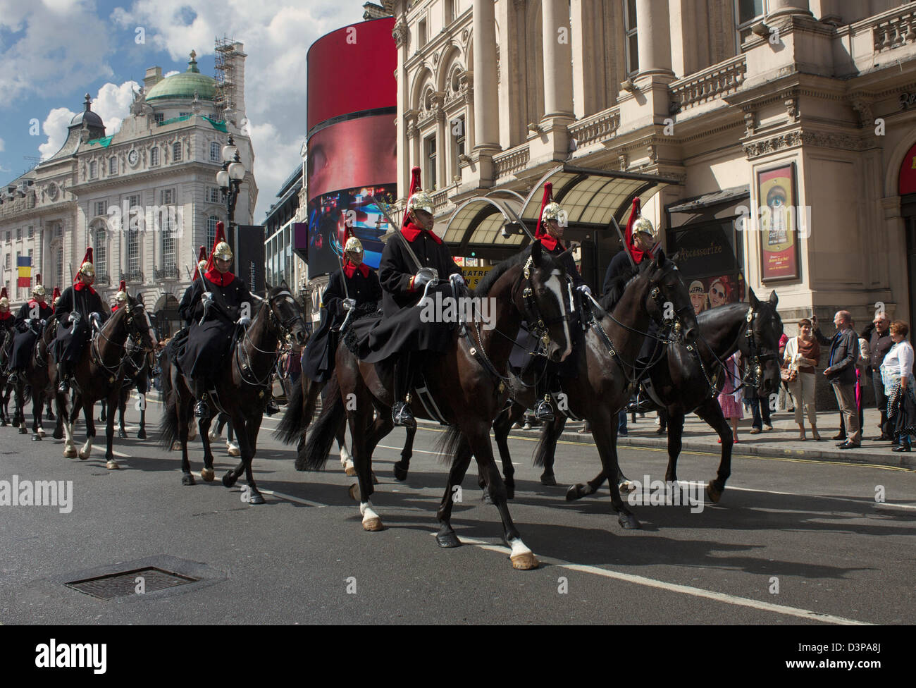 Die Horse Guard Kavallerie paradieren durch Piccadilly Circus, London, England Stockfoto