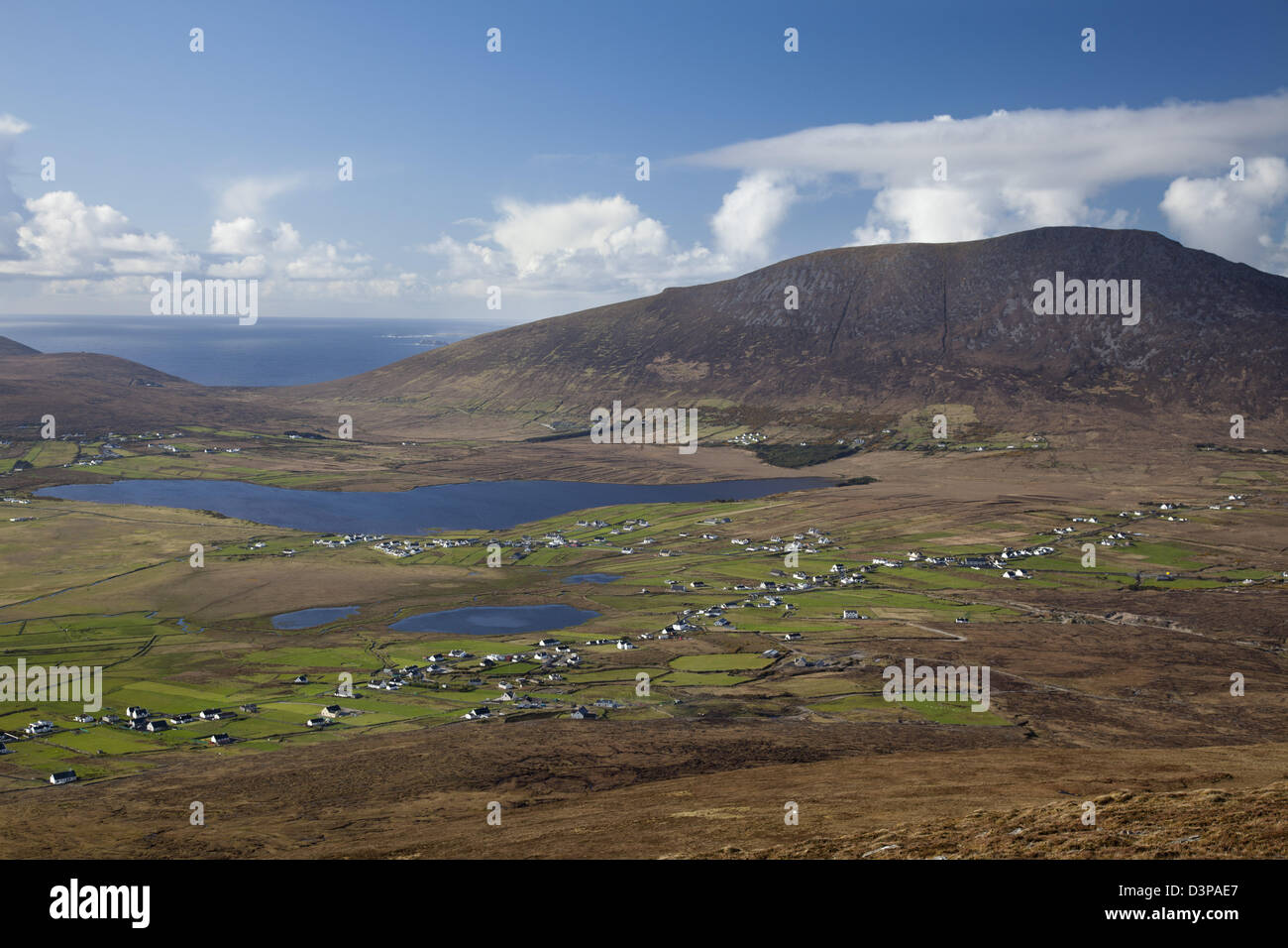 Blick über Kiel und Kiel Lough zu Slievemore Mountain, Achill Island, County Mayo, Irland. Stockfoto