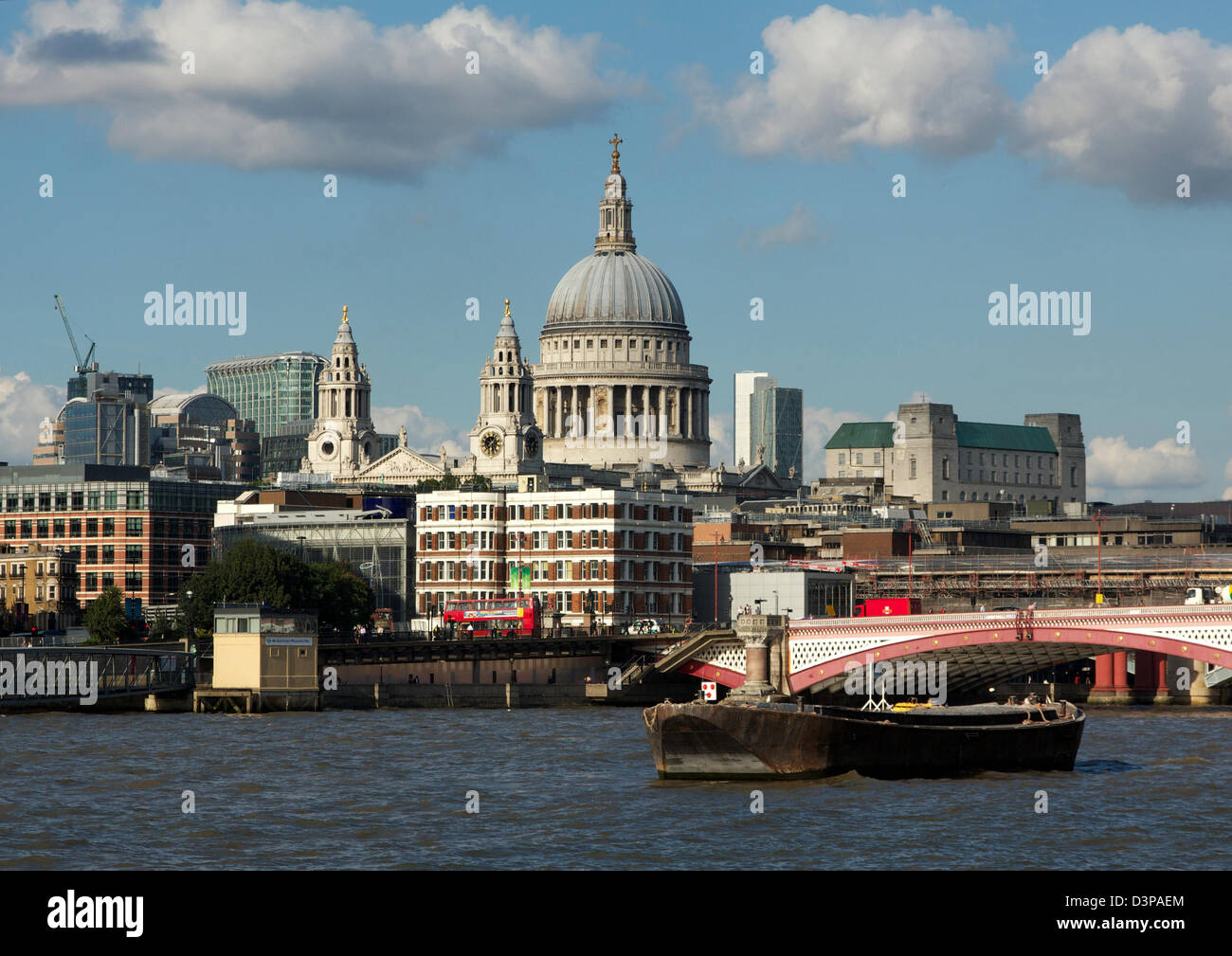 St. Paul Kathedrale und Blackfriars Bridge an der Themse, London. Stockfoto