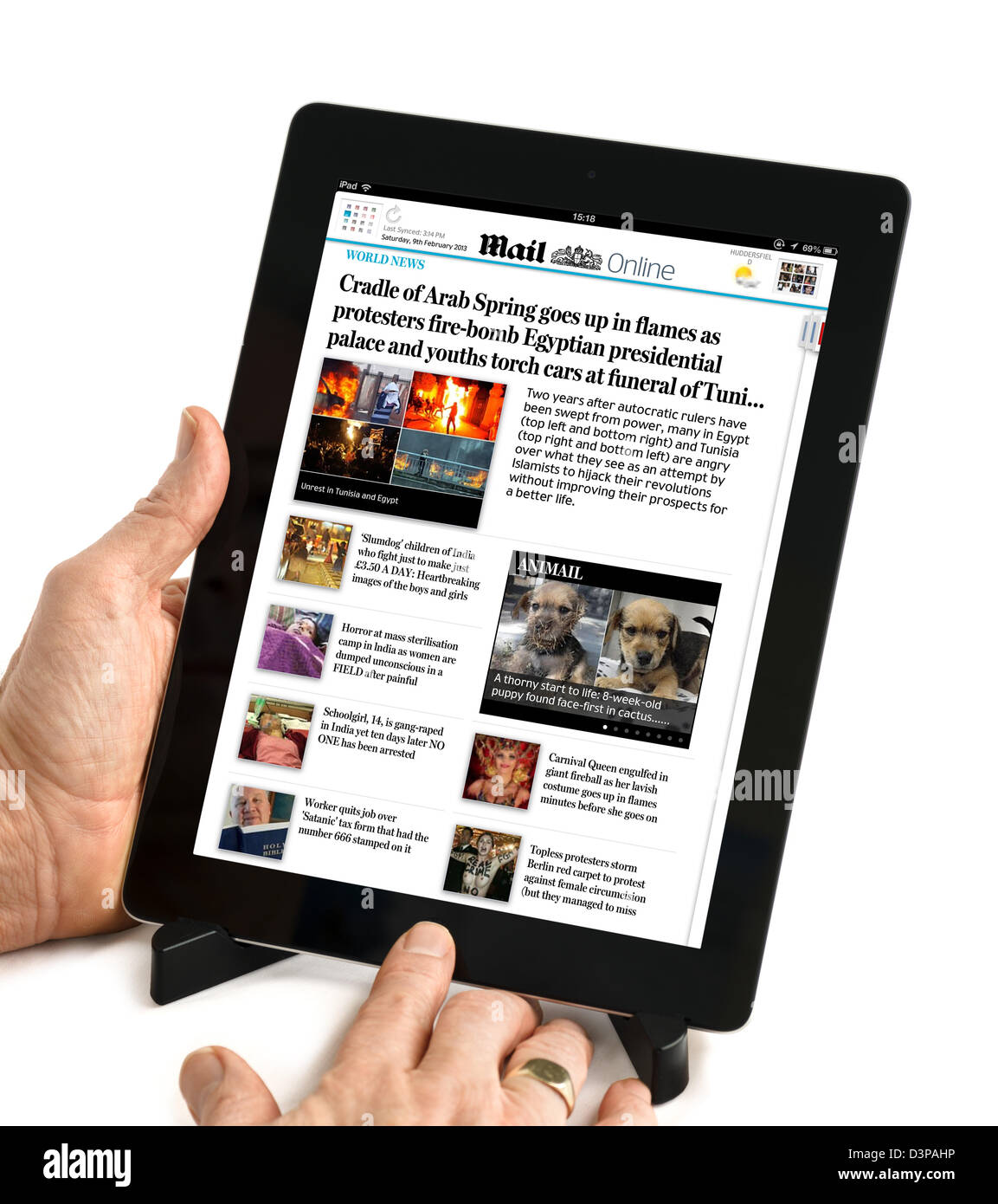 Verwenden der Daily Mail-app zum Lesen von Mail Online Zeitung auf eine 4. Generation iPad, UK Stockfoto