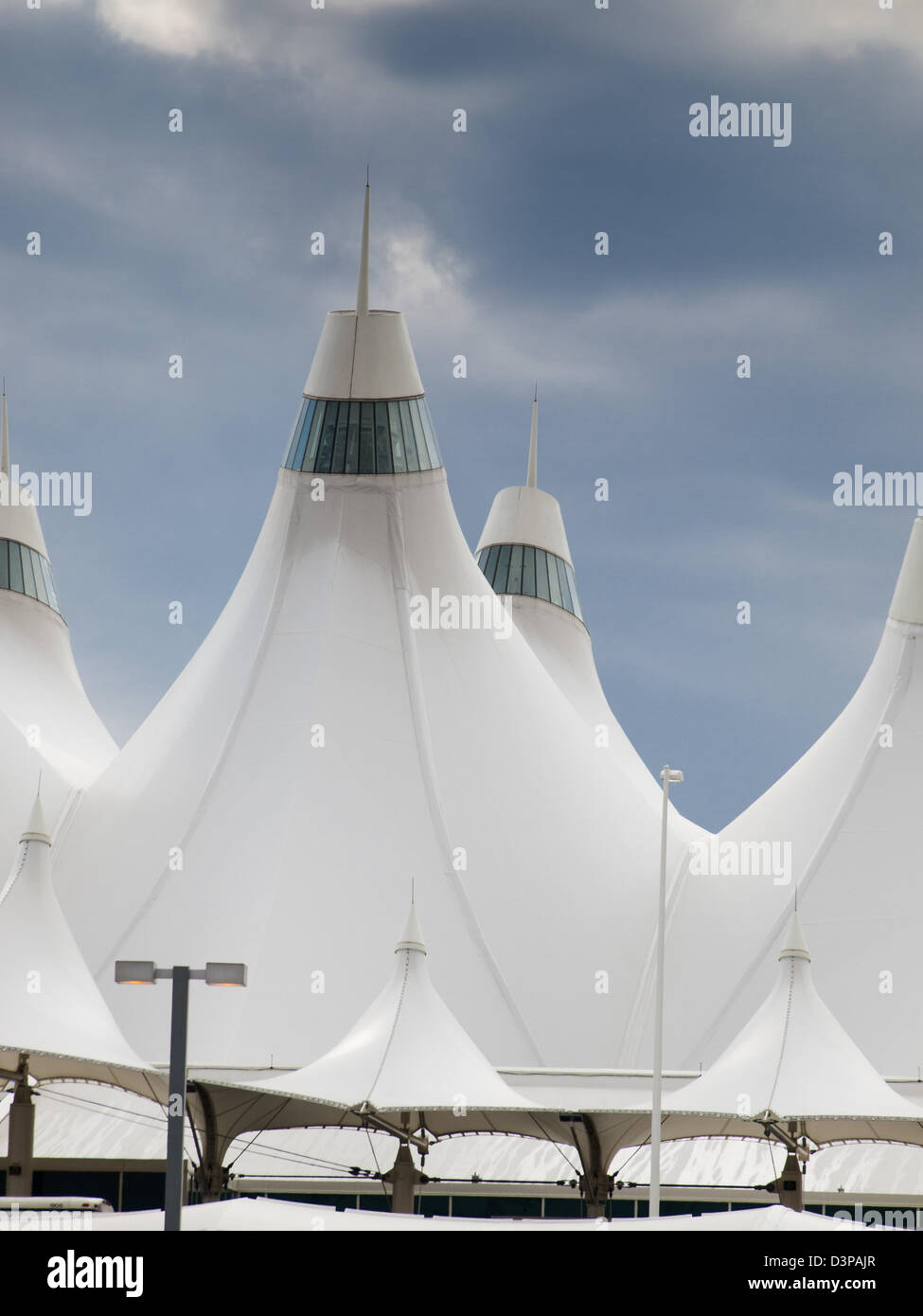 Denver International Airport bekannt für Spitzen Dach. Konstruktion des Daches spiegelt die schneebedeckten Berge. Stockfoto