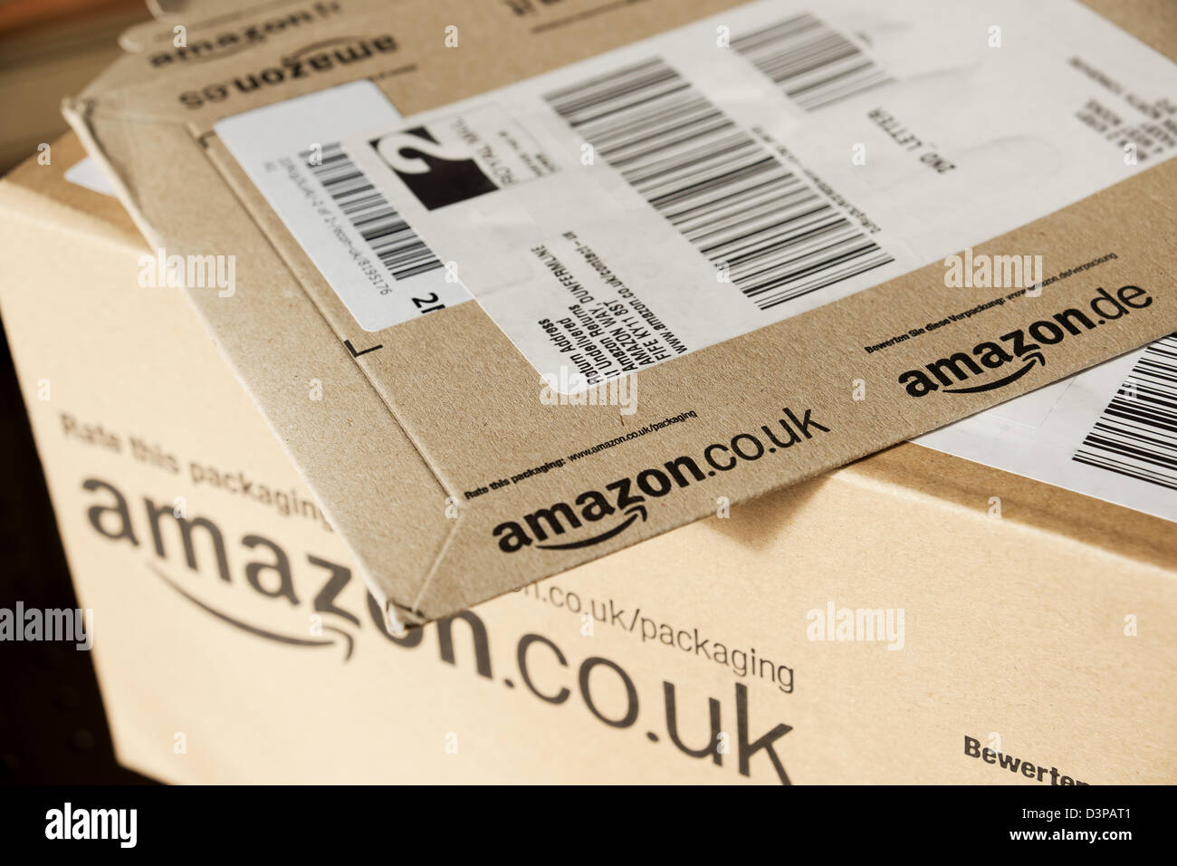 Nahaufnahme von Amazon-Pakete Paket Paketkasten nach Hause online Lieferung  Einkaufen England UK Vereinigtes Königreich GB Großbritannien  Stockfotografie - Alamy