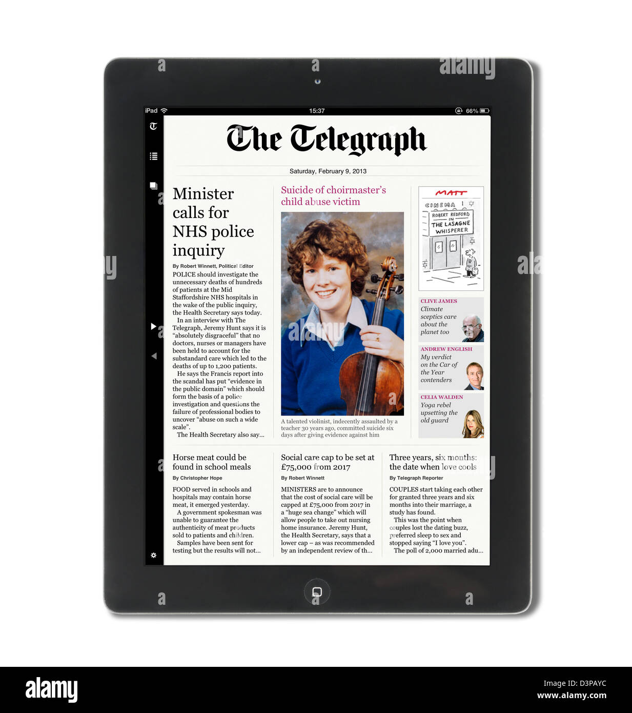 Beim Lesen der app-Ausgabe der Zeitung Daily Telegraph auf einen 4. Generation iPad, UK Stockfoto