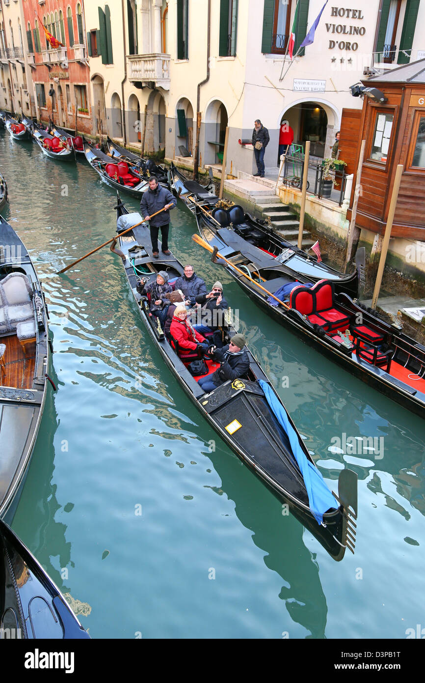 Touristen in einer Gondel auf einem Kanal in Venedig, Italien Stockfoto