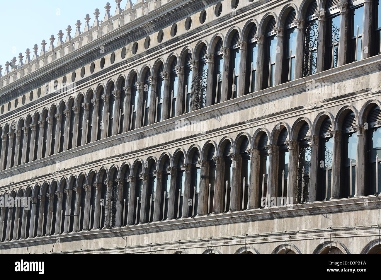 Fensterbogen in St. Marks Platz, Piazza San Marco in Venedig, Italien Stockfoto