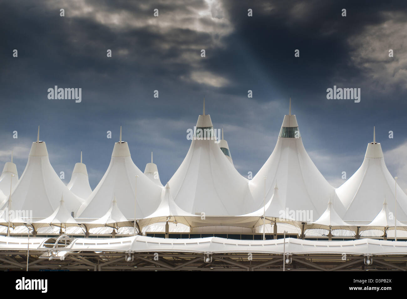 Denver International Airport bekannt für Spitzen Dach. Konstruktion des Daches spiegelt die schneebedeckten Berge. Stockfoto