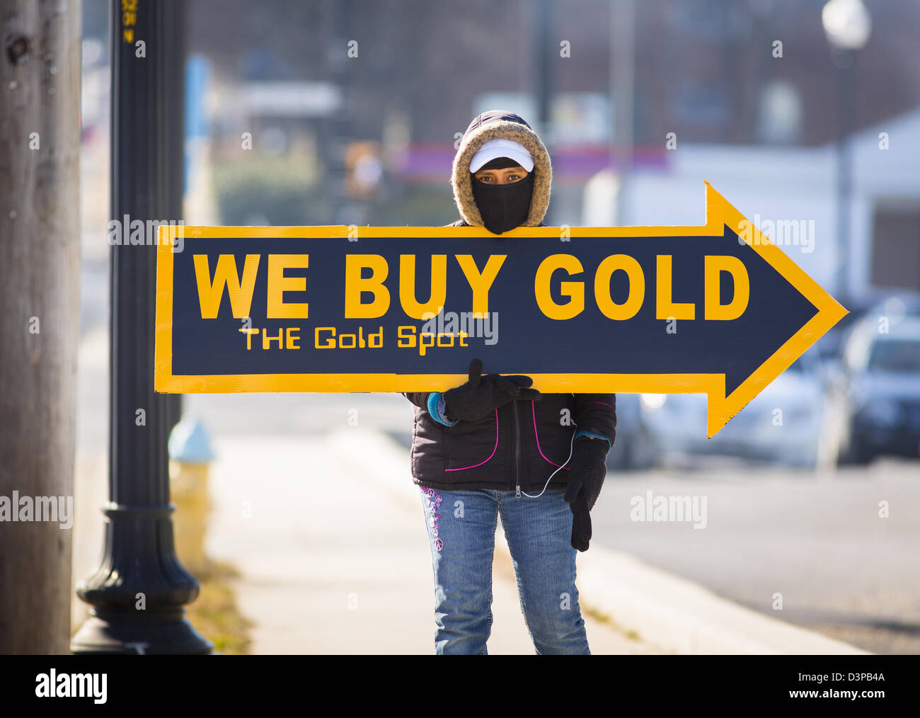 ARLINGTON, VIRGINIA, USA - Frau hält wir kaufen Gold Schild auf Bürgersteig, Kunden zu gewinnen. Stockfoto