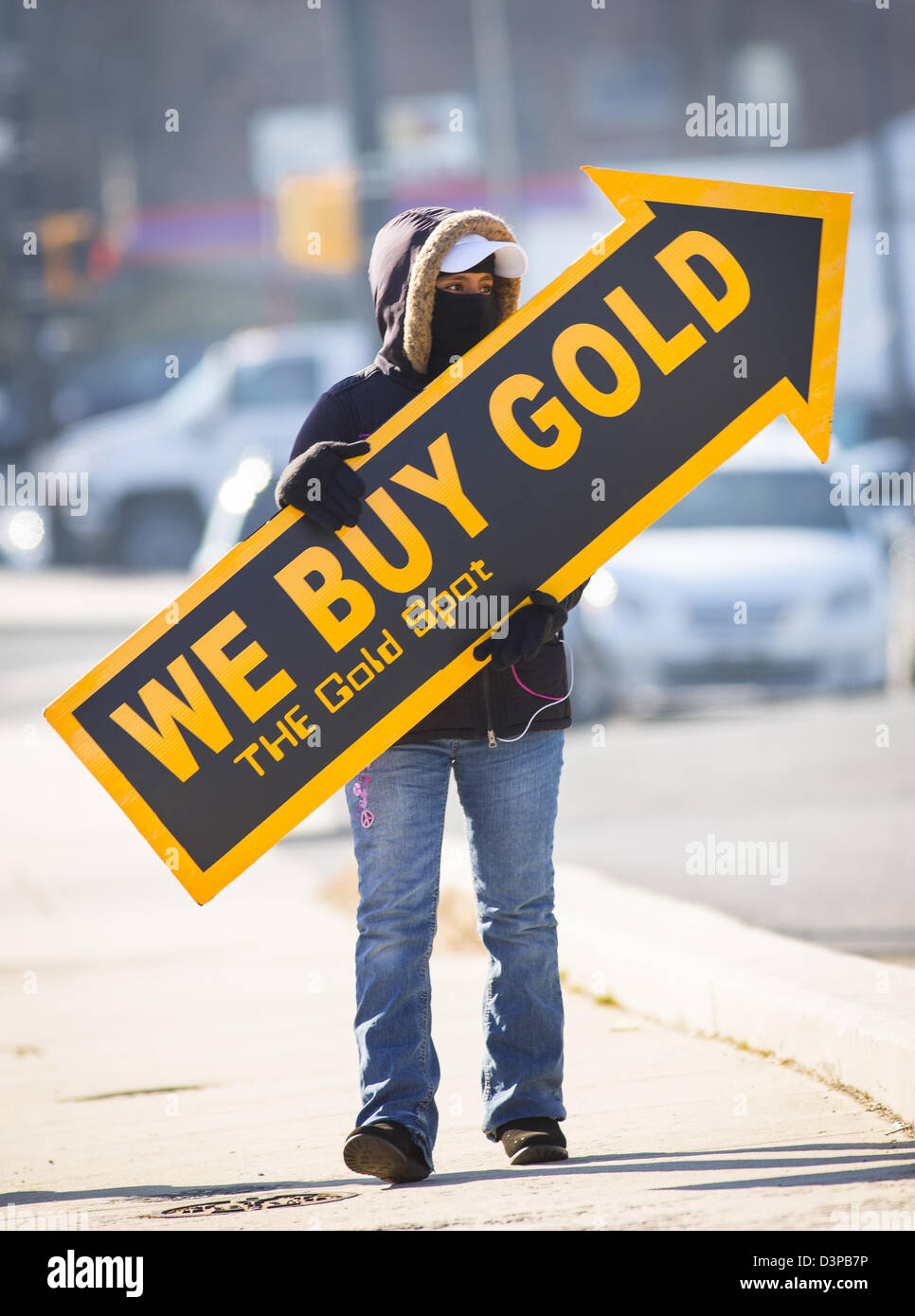 ARLINGTON, VIRGINIA, USA - Frau hält wir kaufen Gold Schild auf Bürgersteig, Kunden zu gewinnen. Stockfoto