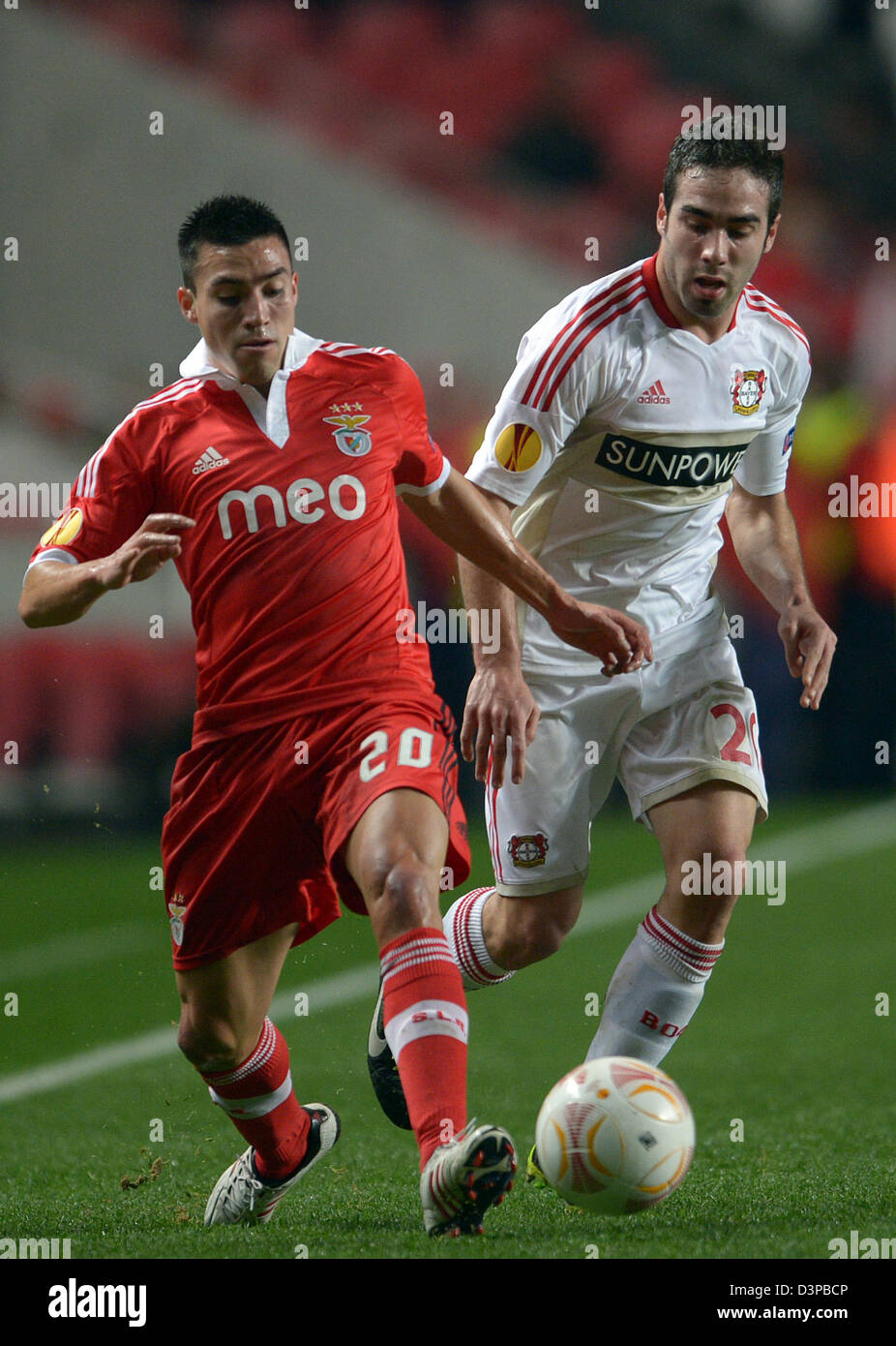 Lissabon, Portugal. 21. Februar 2013. Benfica Nicolas Gaitan (L) und Daniel Carvajal Leverkusen wetteifern um die Kugel während der UEFA Europa League von 32 zweite Bein-Fußballspiel zwischen Benfica Lissabon und Bayer Leverkusen im Estadio da Luz in Lissabon, Portugal, 21. Februar 2013. Foto: Federico Gambarini/Dpa/Alamy Live News Stockfoto