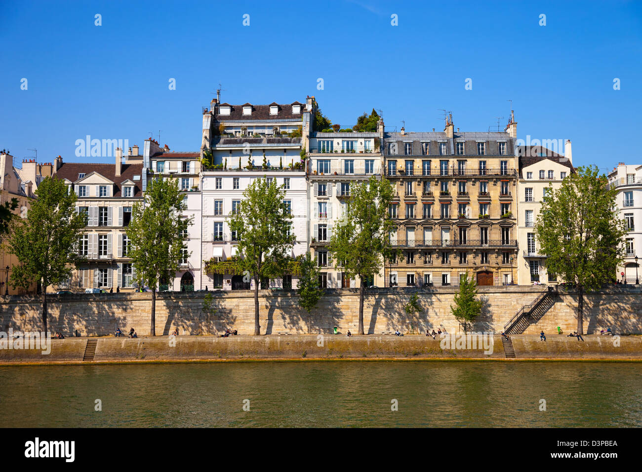 Berühmte Kai der Seineufer in Paris mit Gebäuden und Bäumen. Stockfoto