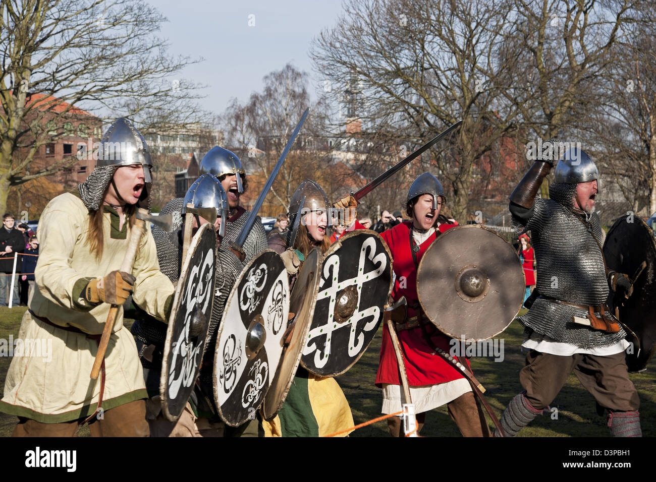 Scharmützel zwischen Wikingern und Anglo-Sachsen beim jährlichen Jorvik Viking Festival York North Yorkshire England Großbritannien GB Großbritannien Stockfoto