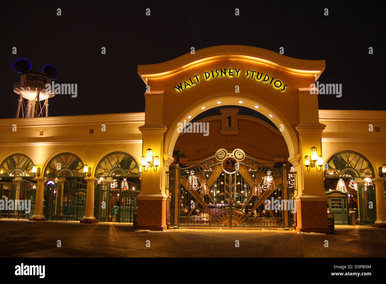 Eingang zu den Walt Disney Studios in der Nacht in Disneyland Paris, Frankreich Stockfoto