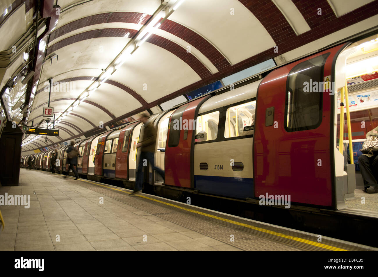 Leute, die aus dem Zug in der u-Bahnstation, London, UK Stockfoto