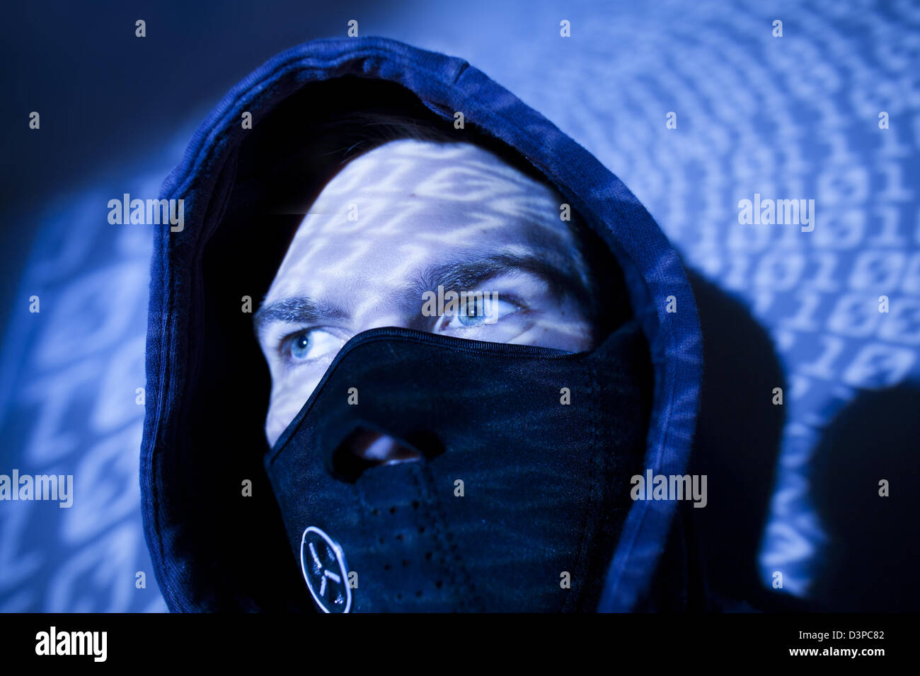 Hacker blau gefärbt mit binären Hintergrund Stockfoto