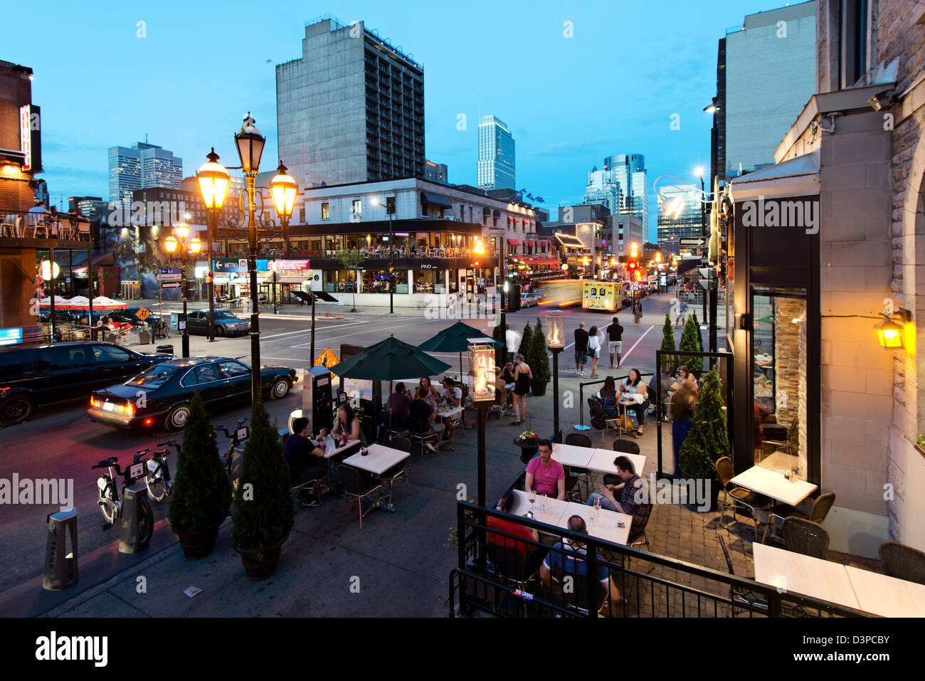 Sichelförmige Straße in der Nacht in der Innenstadt von Montreal, Quebec, Kanada Stockfoto