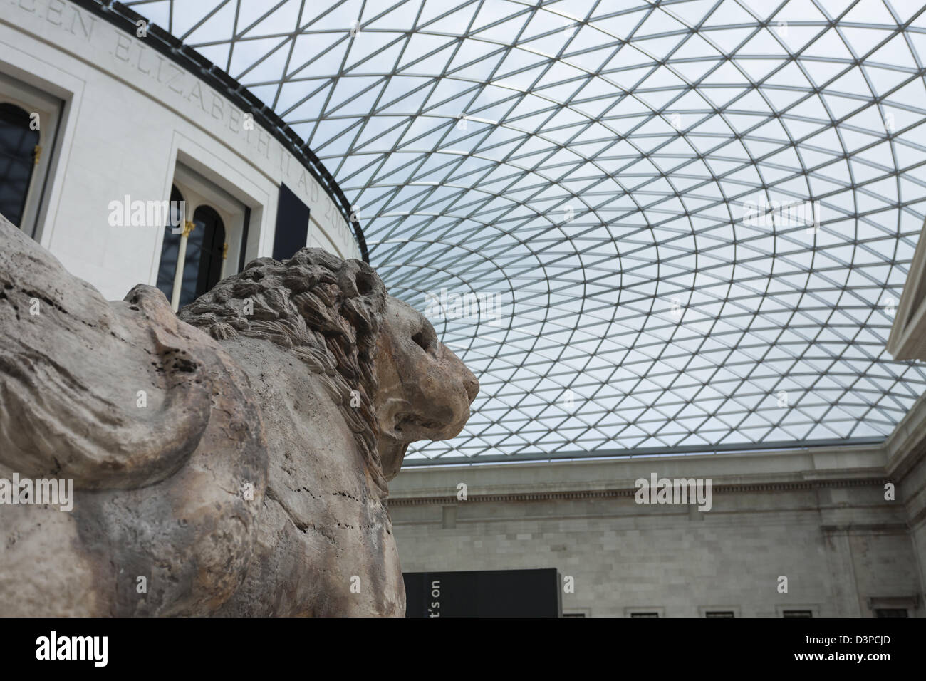 Löwe im Museum. Eine große Wetter getragen Steinlöwen präsidiert den überdachten Innenhof des British Museum. Stockfoto