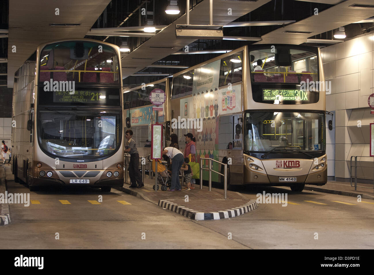 Der Busbahnhof auf den Märkten von Kowloon Bay im Osten der Halbinsel Kowloon und nördlich von Hong Kong Island. Stockfoto