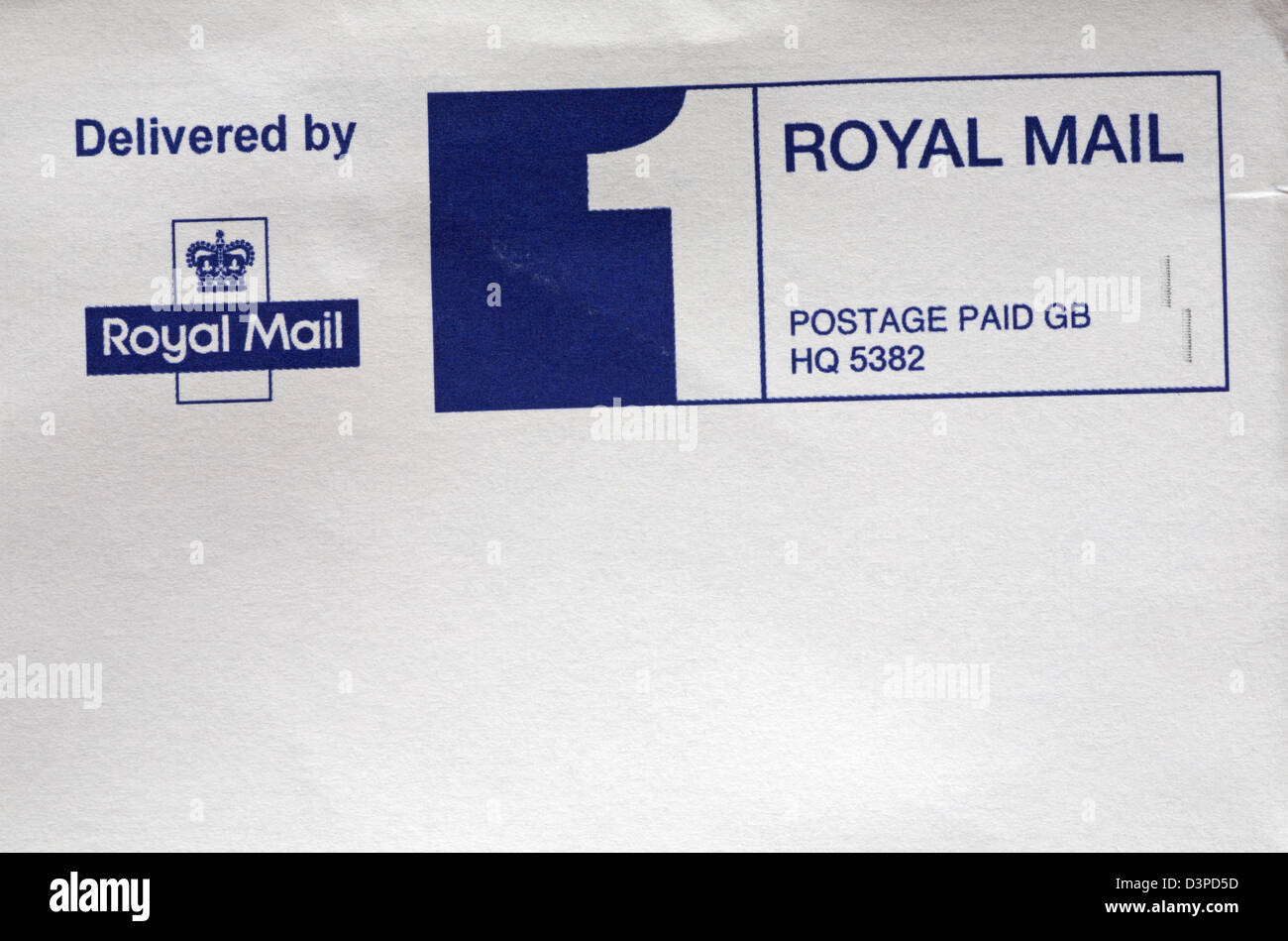 Geliefert von Royal Mail, GB, Stempel auf Umschlag frankiert Stockfoto