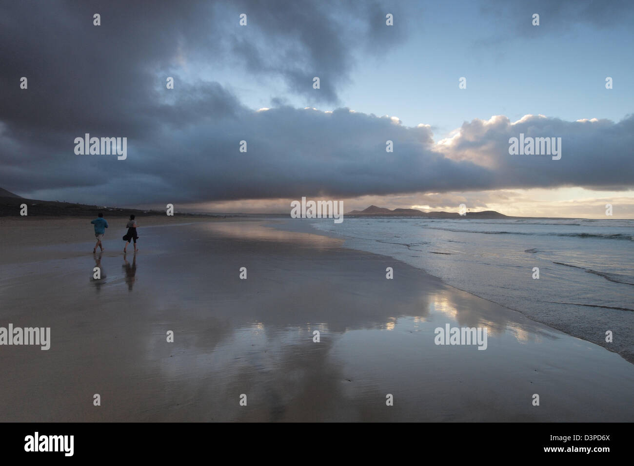 Caleta de Famara Strand bei Sonnenuntergang, Lanzarote, Kanarische Inseln, Spanien Stockfoto