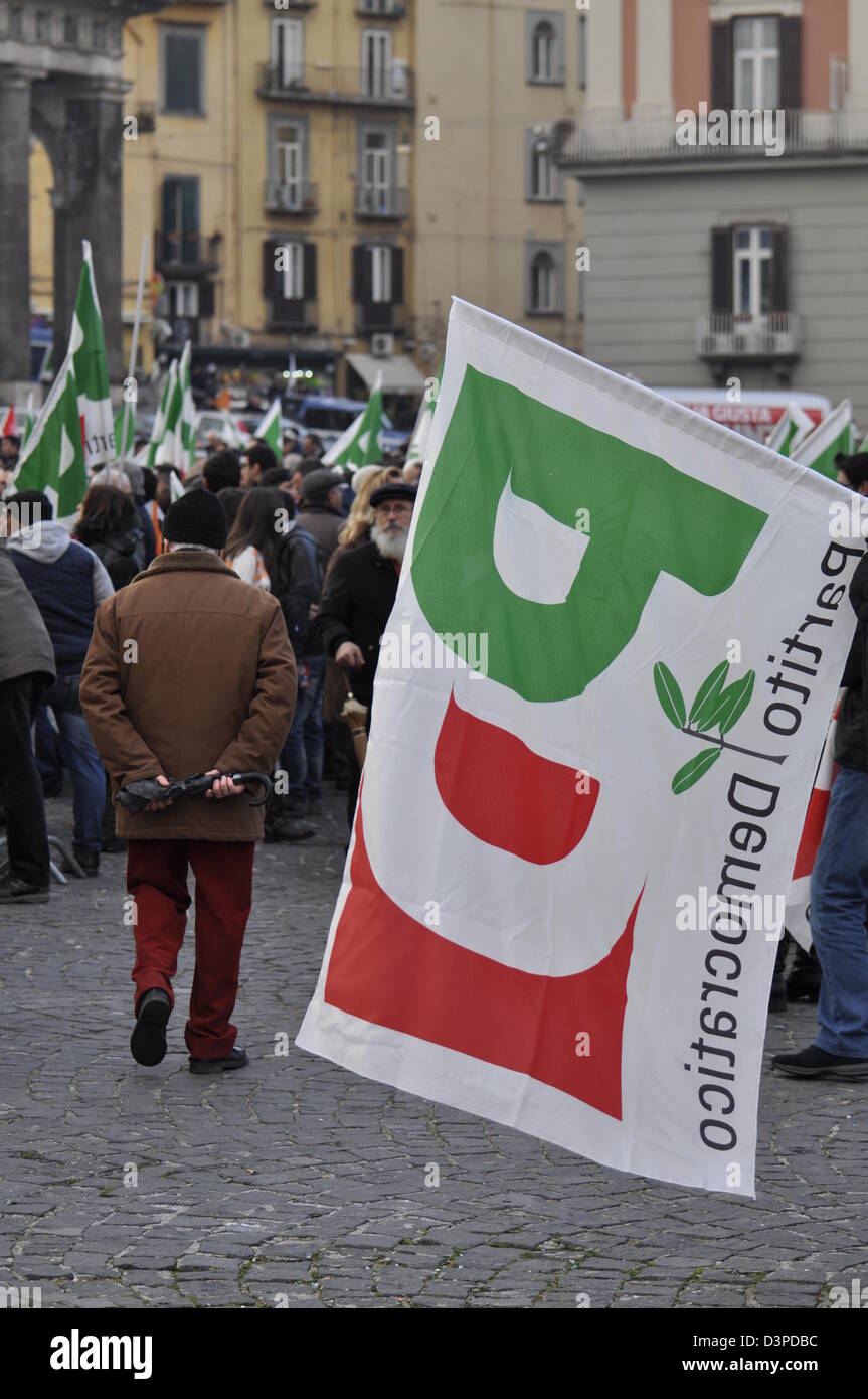 Neapel - 21 Februar: Pierluigi Bersani reden bei Wahlveranstaltung für italienische Wahlkampf in Piazza Plebiscito. Bersani ich Stockfoto