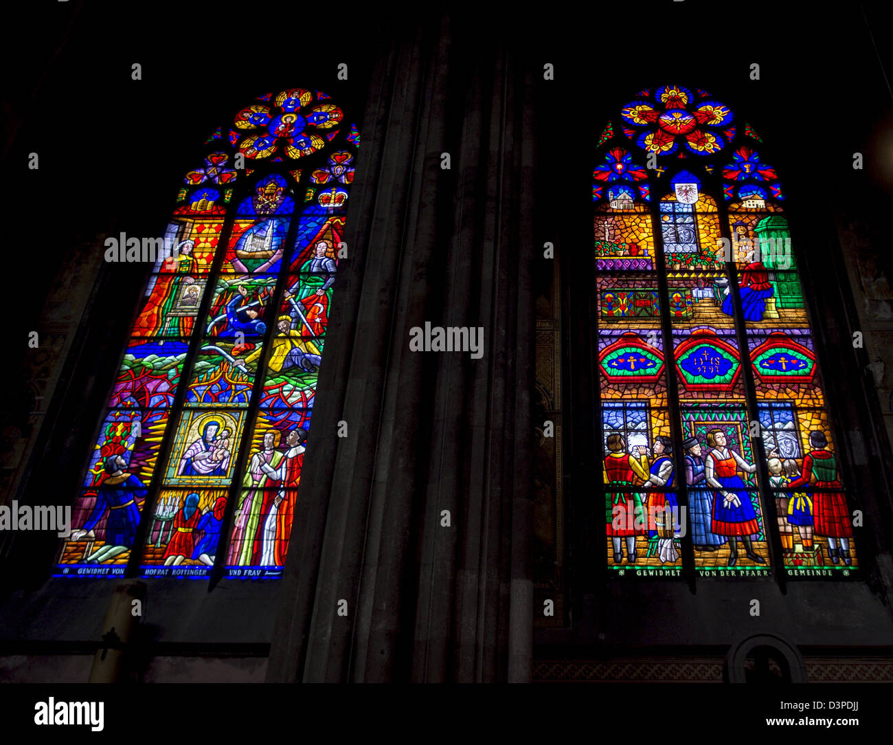 Votivkirche Glasmalerei. Satte Farben und detaillierte Geschichtenerzählen sind wesentliche Merkmale dieser herrlichen Fenster. Stockfoto