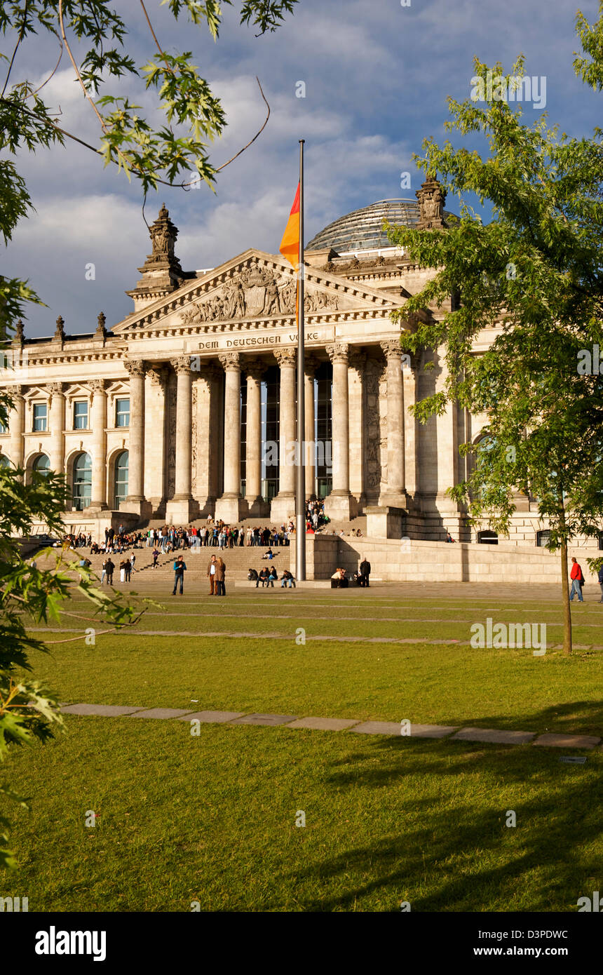 Der deutsche Reichstag in Berlin in den frühen Abendlicht Stockfoto Der deutsche Reichstag in Berlin in den frühen Abendlicht Stockfoto