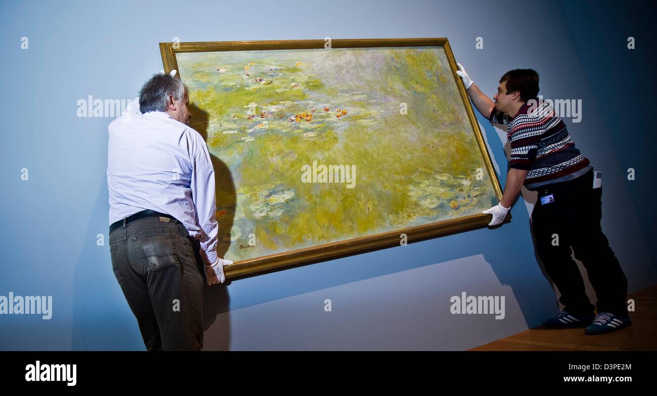 Zwei Arbeiter hängen das Gemälde "Le Bassin Aux Nympheas" von 1916 von französischen Maler Claude Monet in Kunsthalle Schirn in Frankfurt Main, Deutschland, 22. Februar 2013. Das Gemälde ist Teil der Ausstellung "letzten Gemälde. Von Manet bis Kippenberger "die vom 28. Februar bis 2. Juni 2013 stattfinden wird. Foto: NICOLAS ARMER Stockfoto
