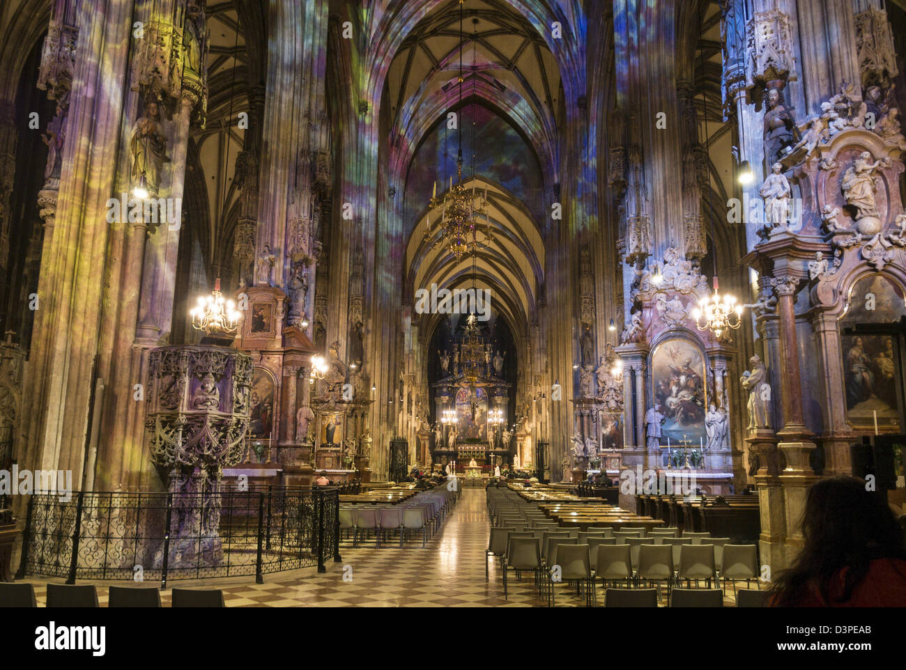 Der beleuchteten Innenraum des Stephansdoms. In der Nacht wird die Kathedrale als ob mit Glasfenster und Sonnenschein beleuchtet Stockfoto