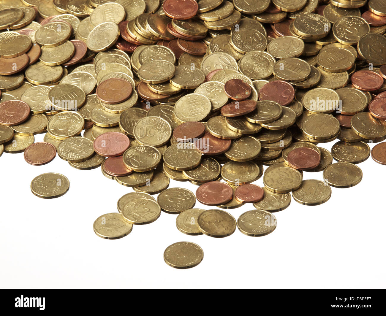 Kleingeld, Haufen von vielen Euro-Münzen auf weißem Hintergrund. Vor allem 20 und 5-Cent-Münzen. Stockfoto