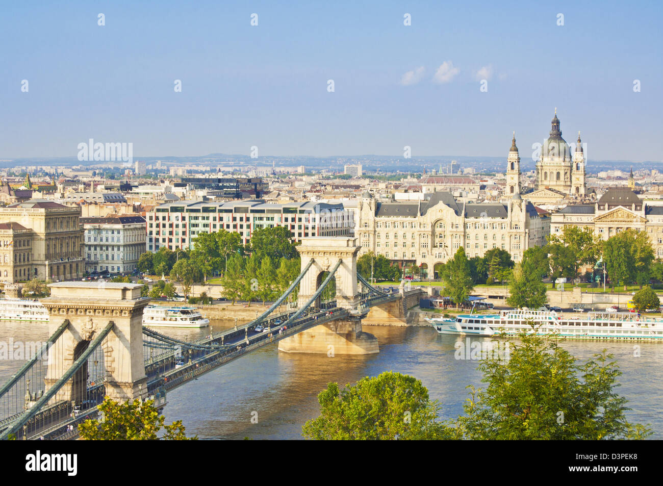 Kettenbrücke über die Donau mit dem Gresham Hotel, St Stephen Basilika, cruise Boote Budapest, Ungarn, Europa, EU Stockfoto