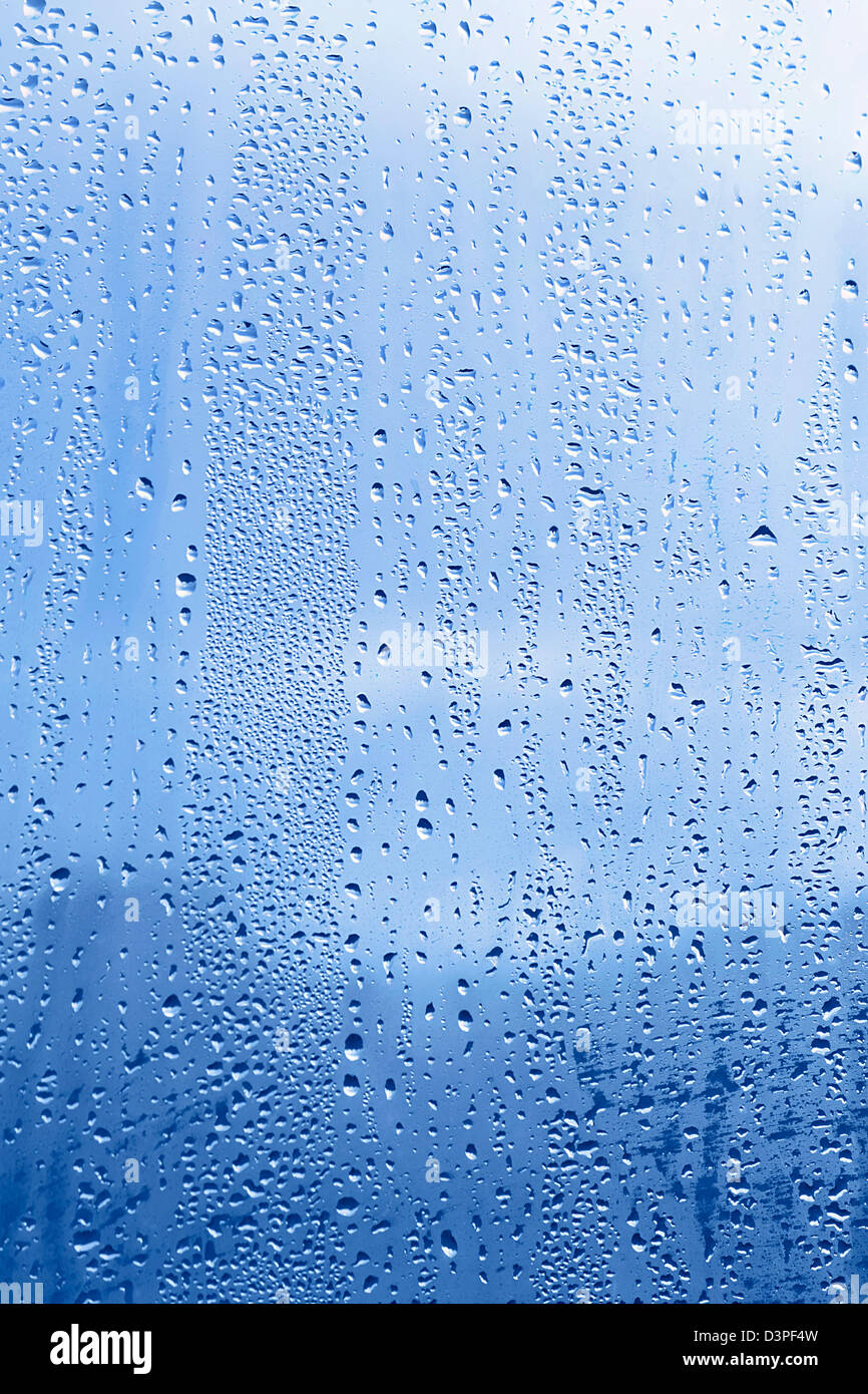 Nahaufnahme eines natürlichen Wassertropfen auf Glas Stockfoto