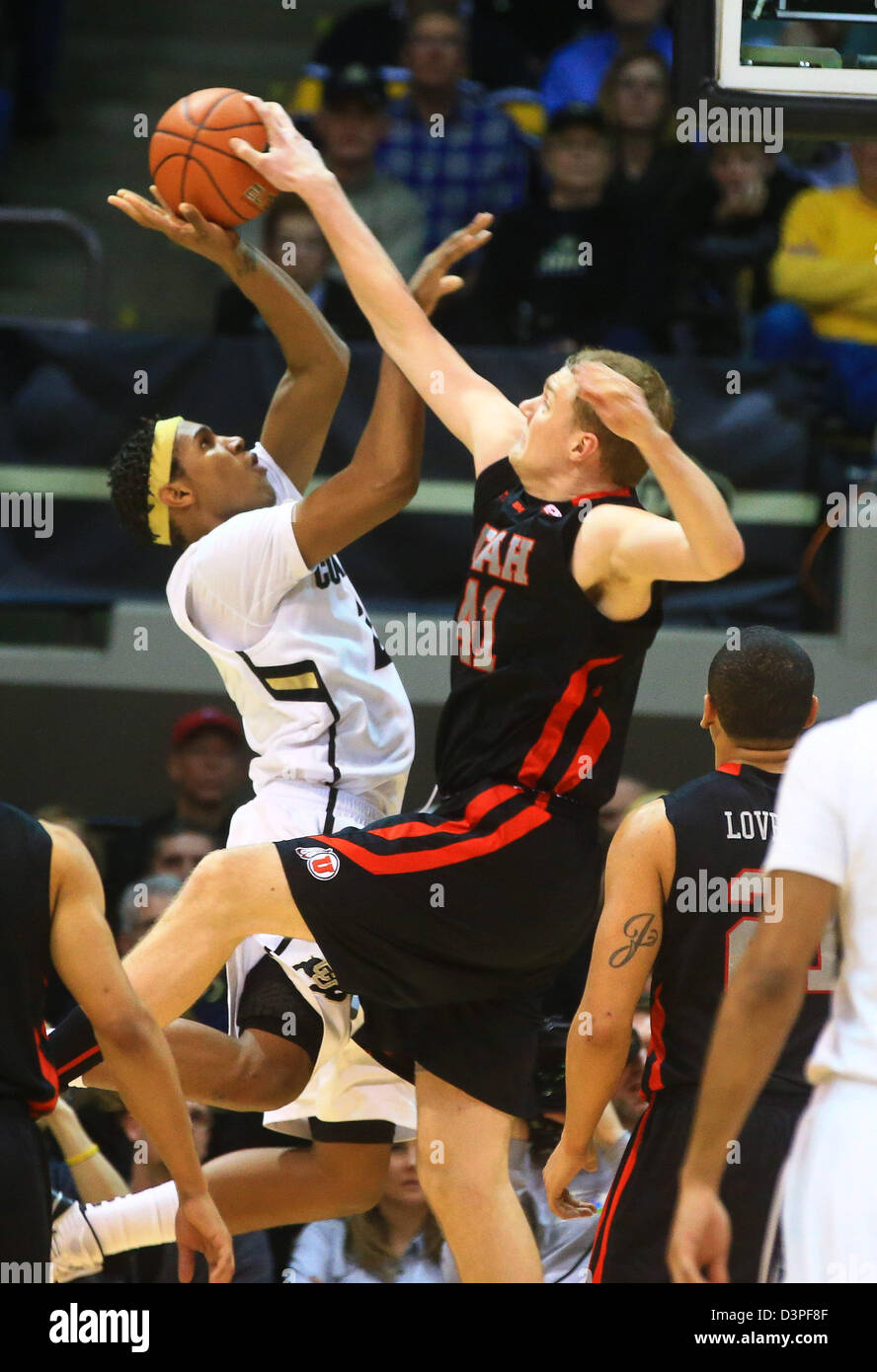 Boulder, Colorado, USA. 21. 21. Februar 2013. 21. Februar 2013 - Boulder, CO, Vereinigte Staaten von Amerika - 21. Februar 2013: Utahs Jeremy Olsen lehnt einen Schuss von Colorados Xavier Johnson in der zweiten Hälfte in Boulder. Colorado gewann, 70-60. Bildnachweis: Cal Sport Media / Alamy Live News Stockfoto