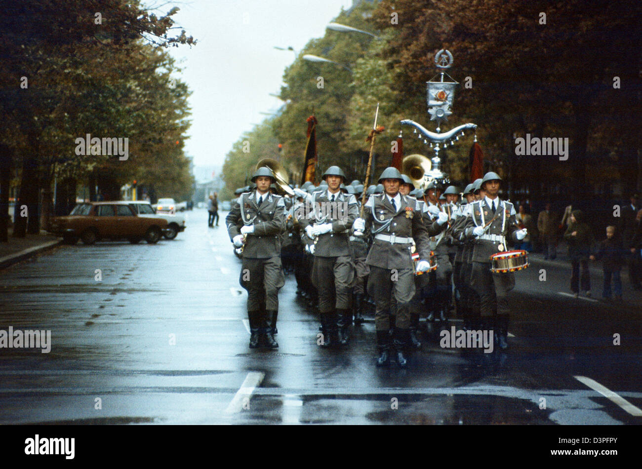 Wachregiment Berlin, DDR, marschierten die NVA-Wachabloesung Stockfoto