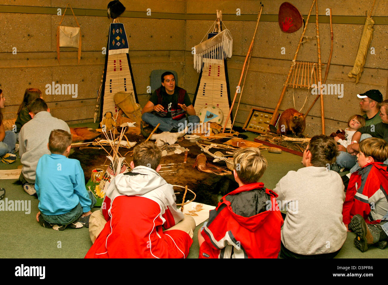 Ein Blackfoot Indian Mann lehrt über das Leben nach seinen Vorfahren am Kopf zerschlagen in Buffalo Jump Fort Macleod, Alberta, Kanada Stockfoto