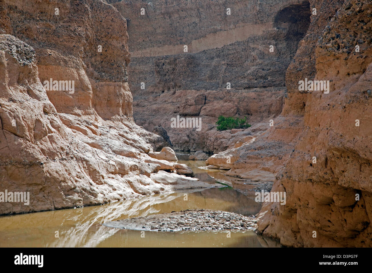 Sesriem Canyon geschnitzt von der Tsauchab Rivier in der Wüste Namib, Namib-Naukluft-Nationalpark, Namibia, Südafrika Stockfoto