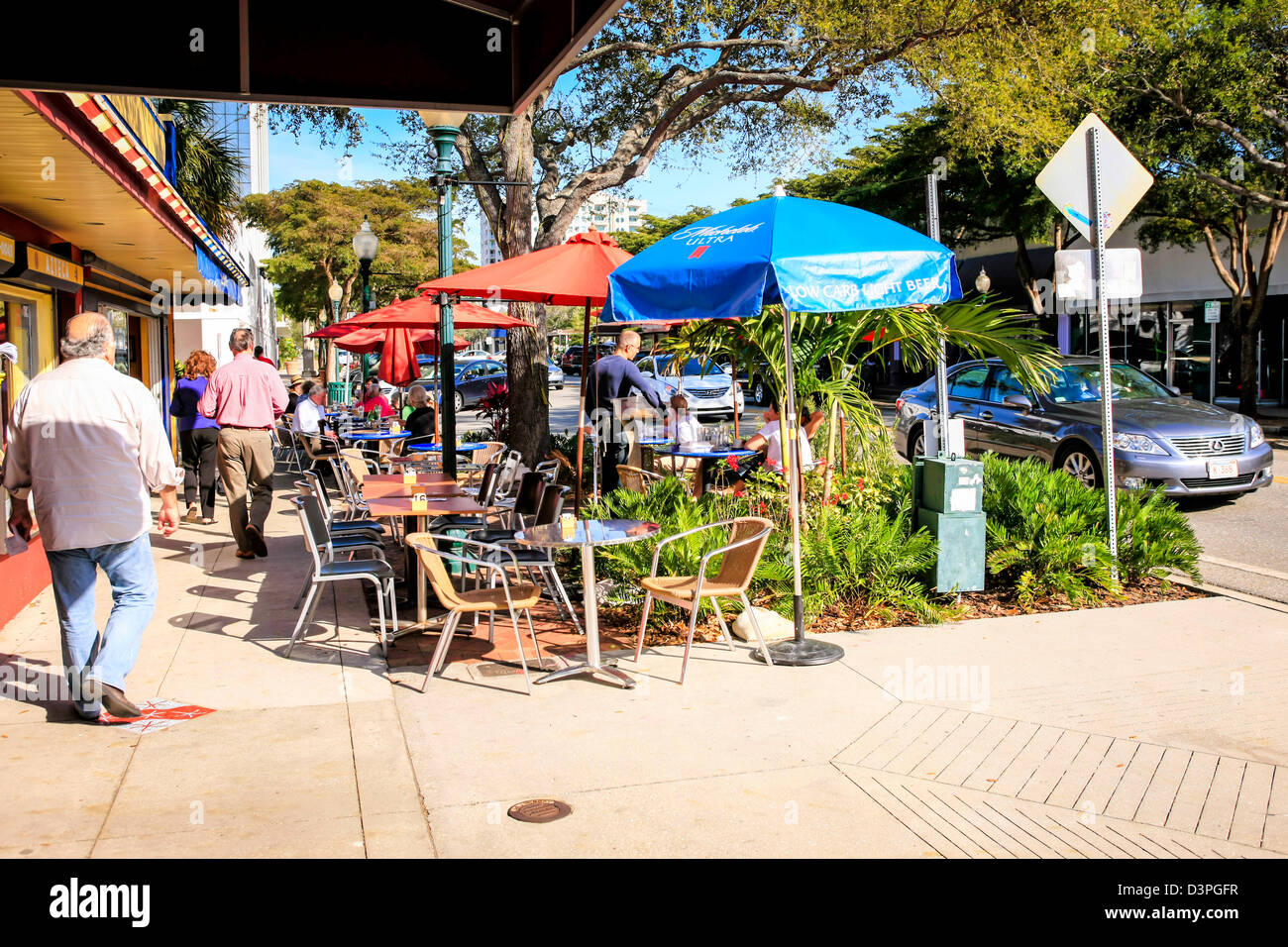 Stühle und Tische vor einem Restaurant an der Hauptstraße in Sarasota Florida Stockfoto