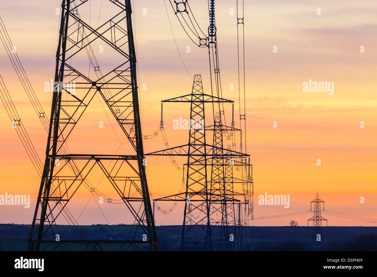 Ein Strommast von National Grid in Wales bei Sonnenuntergang Stockfoto