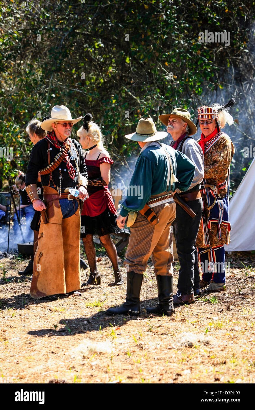 Wilden Westen Leben Geschichte Akteure darzustellen Hookers und Cowboys in einem Camp, das Geschäft Stockfoto