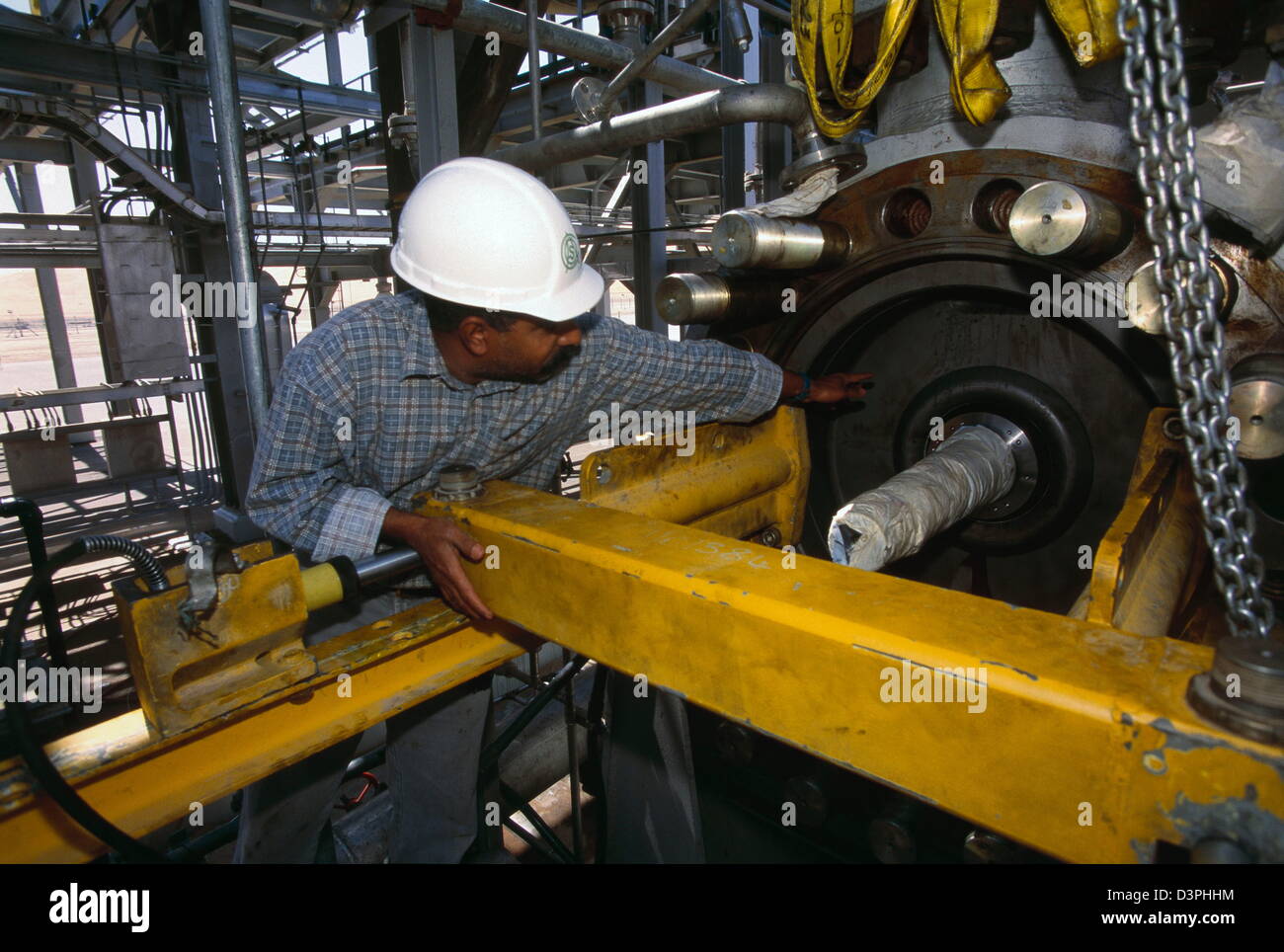 Saudi Aramco Ingenieure an der Shaybah Gas Öl Trennung Pflanze (GOSP), eine große Gas- und Öl-Produktionsstätte Khali Stockfoto